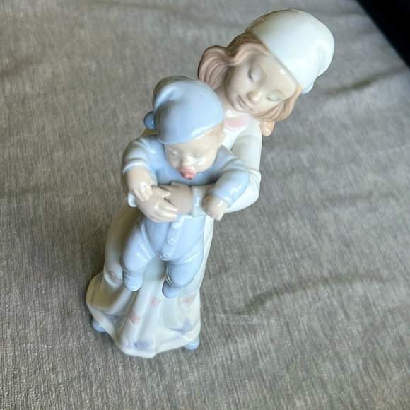 LLADRO “Going to bed” #8019 Retired Piece. Pristine condition.